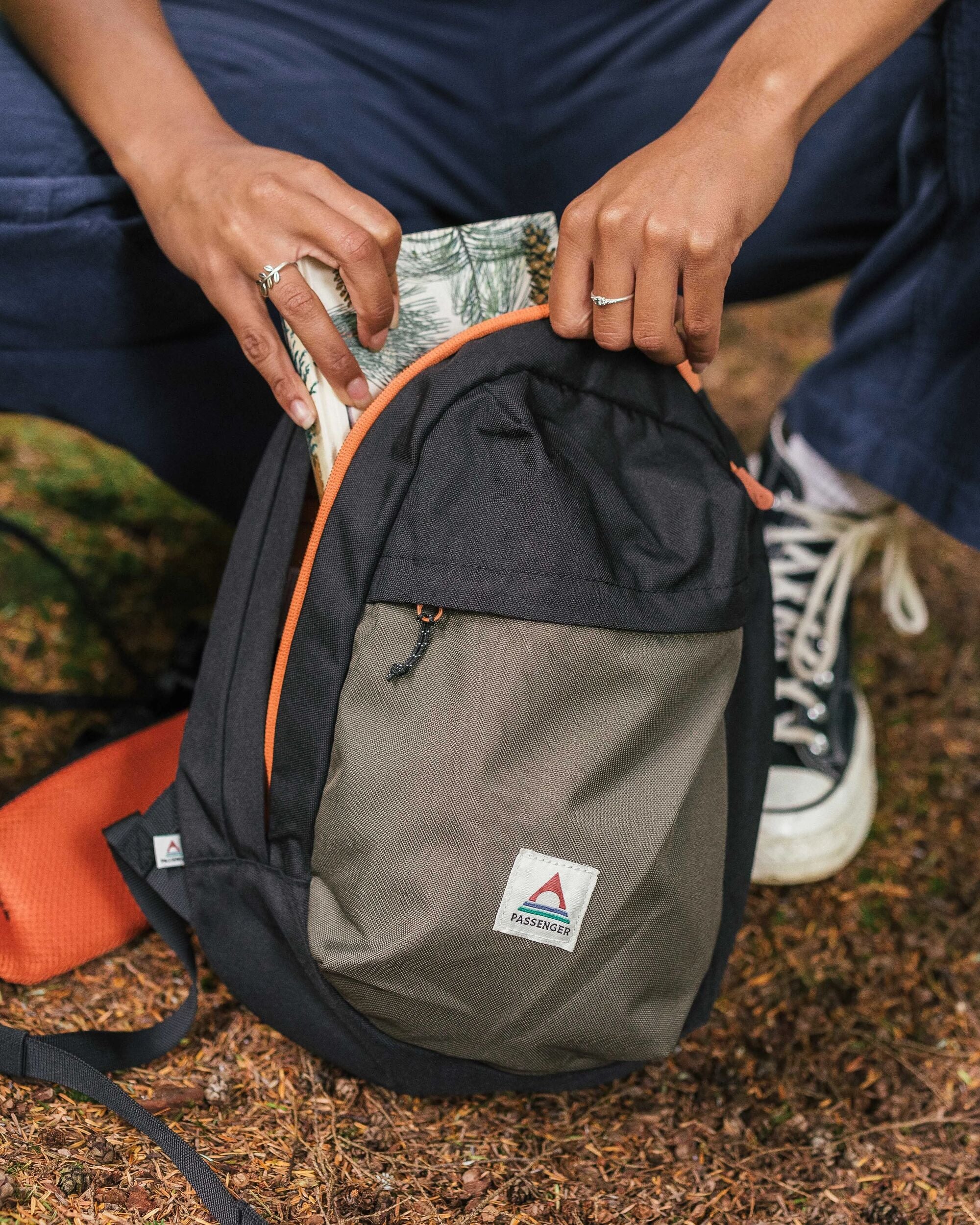 Boondocker Recycled Sling 8L - True Black/ Khaki - Lifestyle - Female