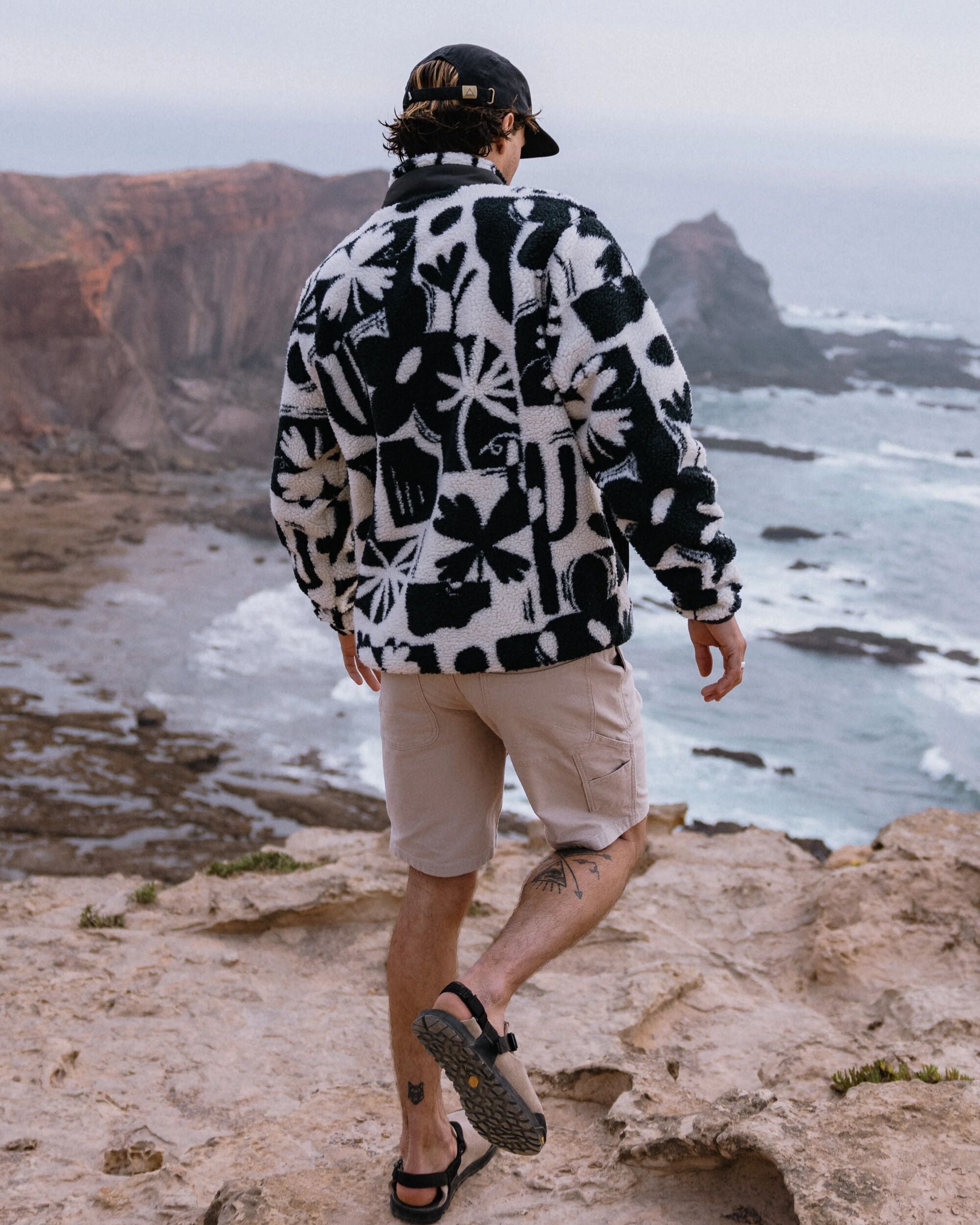 Valiant Deep Pile Fleece - Roam Further Black - Lifestyle