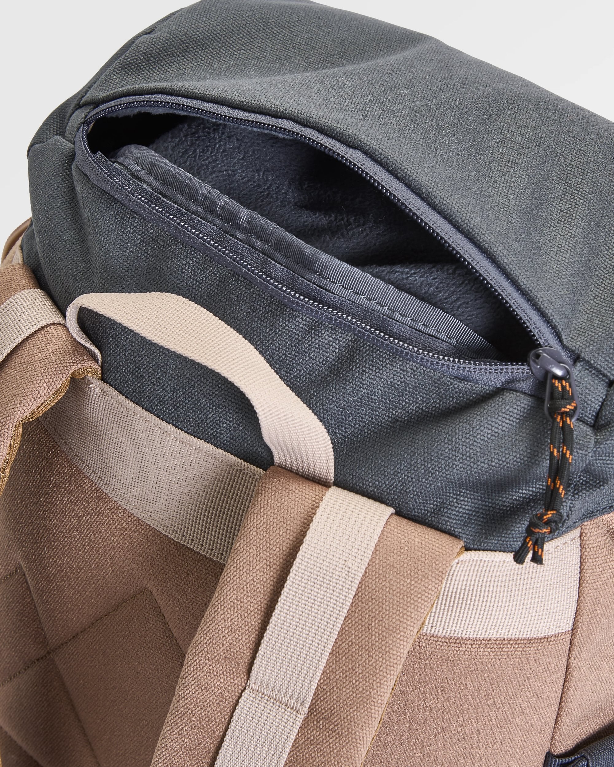 Vantage 24 Backpack - Charcoal/ Caramel - Flatlay